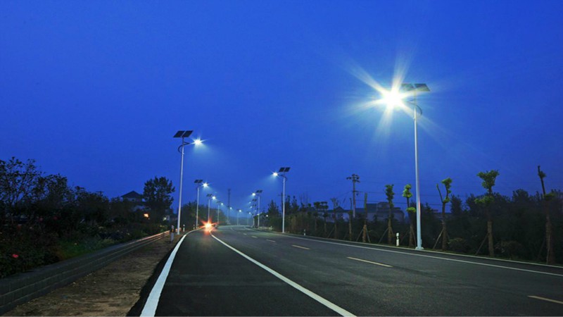 Comment les lampadaires solaires contribuent-ils à réduire les coûts des projets municipaux et ruraux ?
