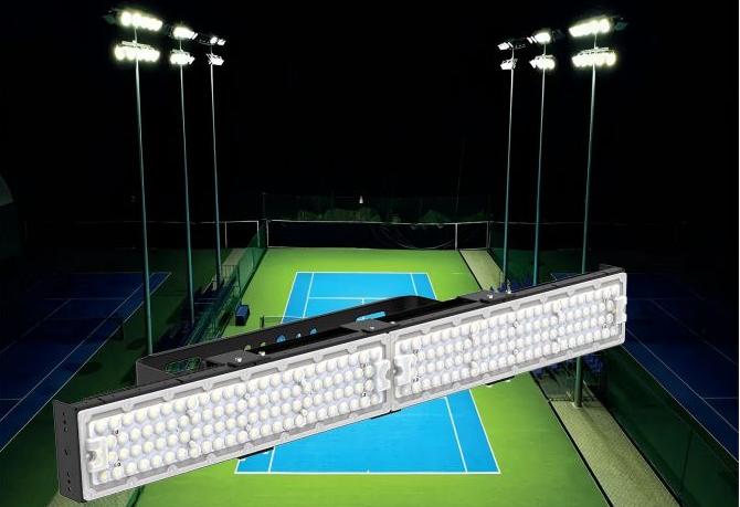 Éclairage LED anti-éblouissement 220 V pour padel et pickleball avec lentille P50 et variateur 0-10 V : la solution d’éclairage ultime pour vos courts.