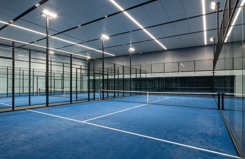 Étude de cas sur l'éclairage des courts de padel intérieurs de PadelBox Bermondsey