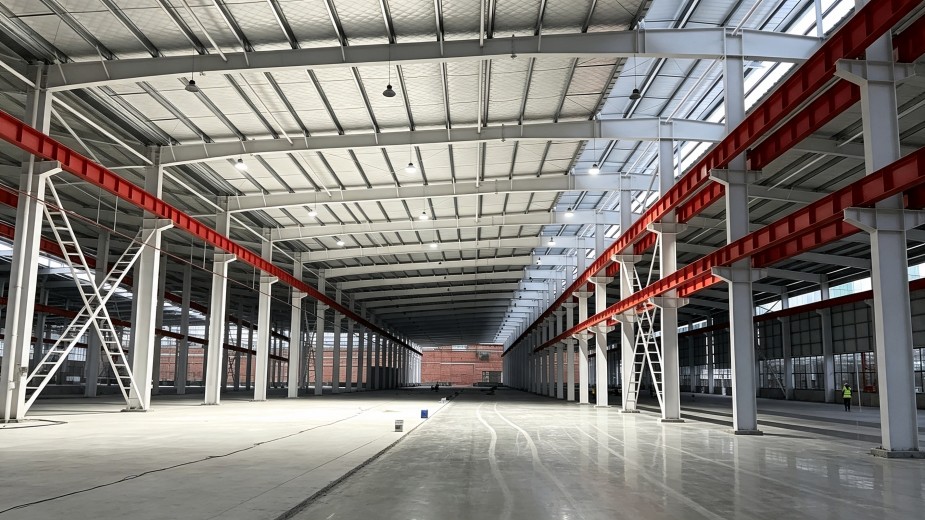 LJX LED high bay light applied in logistics loading area, delivering wide-angle illumination for large-space industrial environments.