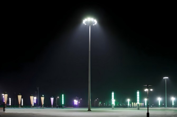 Pourquoi les projecteurs sur mâts peuvent-ils illuminer une place entière ? – Comprendre les courbes de distribution de la lumière et la hauteur de montage