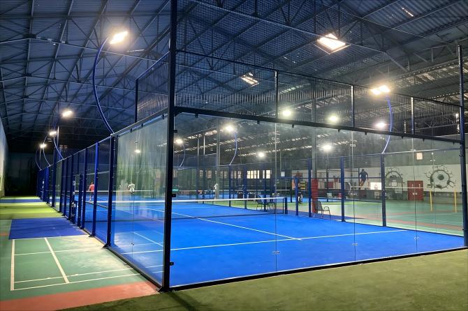 Conception de l'éclairage d'un terrain de padel et exigences de la norme CIE en matière de lux