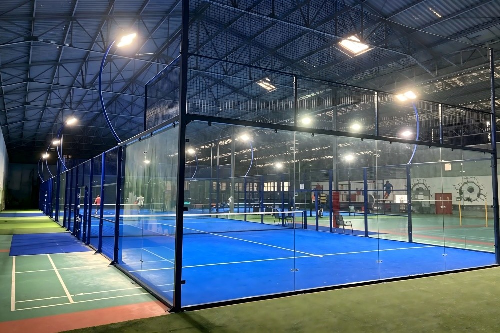 Standard 4‑point pole layout diagram for outdoor padel court LED high mast light lighting design